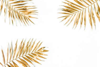 Beyaz arka planda altın tropik palmiye yaprakları. Düz konum, üst görünüm minimum konsept.