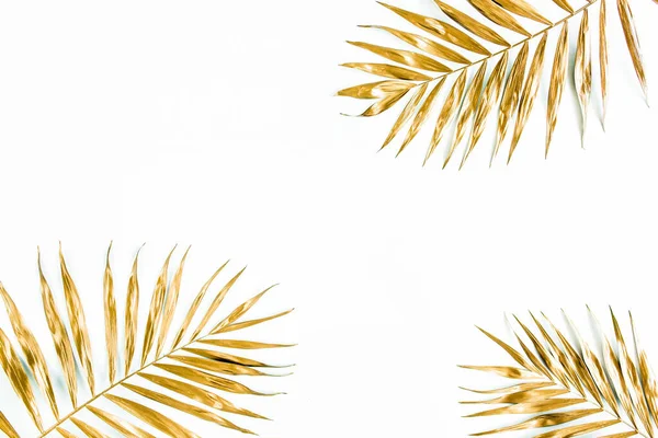Hojas de palma tropical dorada sobre fondo blanco. Plano laico, vista superior concepto mínimo. — Foto de Stock