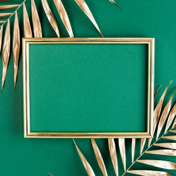 Золоті тропічні пальми і фоторамка на зеленому тлі. Плоский прошарок, мінімальна концепція вигляду зверху . — стокове фото