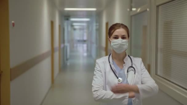 Jong meisje arts in een medisch ziekenhuis. — Stockvideo