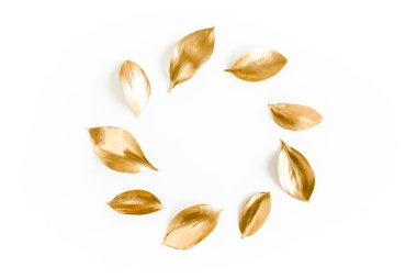 Beyaz arka planda izole edilmiş altın yapraklardan yapılmış yuvarlak bir çerçeve. Düz uzan, üst görünüm