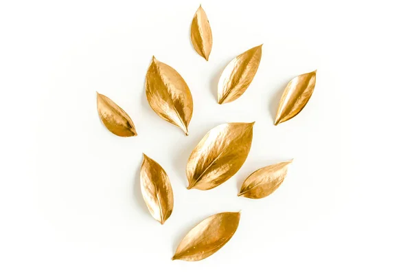 Motif, texture avec des feuilles d'or isolées sur fond blanc. plan plat, vue sur le dessus — Photo