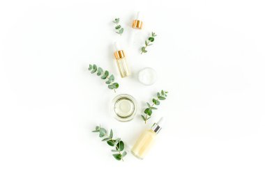 Okaliptüs yağı, okaliptüs yaprakları beyaz arka planda. Doğal, organik kozmetik ürünleri. Tıbbi, Doğal Serumlar. Düz yatış, üst görünüm.