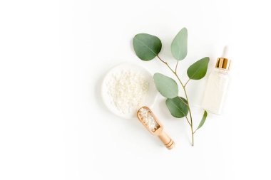 Okaliptüs yağı, okaliptüs yaprakları beyaz arka planda. Doğal, organik kozmetik ürünleri. Tıbbi, Doğal Serumlar. Düz yatış, üst görünüm.