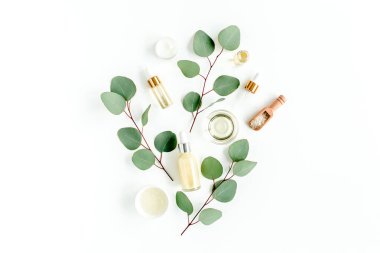 Okaliptüs yağı, okaliptüs yaprakları beyaz arka planda. Doğal, organik kozmetik ürünleri. Tıbbi, Doğal Serumlar. Düz yatış, üst görünüm.