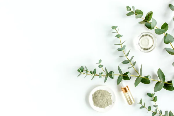 Eucalyptus essential oil, eucalyptus leaves on white background. Natural, Organic cosmetics products. Medicinal, Natural Serums. Flat lay, top view. — Stock Photo, Image