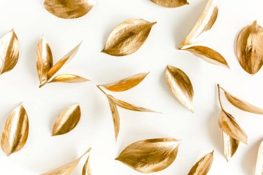 Beyaz arka planda izole edilmiş altın yapraklı desen. düz yatış, üst görünüm