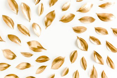 Beyaz arka planda izole edilmiş altın yapraklı desen. düz yatış, üst görünüm