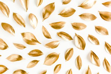 Beyaz arka planda izole edilmiş altın yapraklı desen. düz yatış, üst görünüm