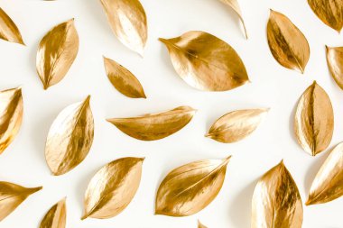Beyaz arka planda izole edilmiş altın yapraklı desen. düz yatış, üst görünüm