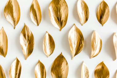 Beyaz arka planda izole edilmiş altın yapraklı desen. düz yatış, üst görünüm