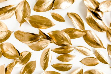 Beyaz arka planda izole edilmiş altın yapraklı desen. düz yatış, üst görünüm