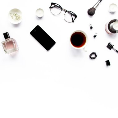 Ofis masası. Retro kamera, gözlük, telefon, beyaz arka planda kahve. Düz kompozisyon, dergiler. Merkez ofis çalışma alanı. düz yatış, üst görünüm