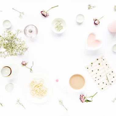 Çalışma alanı çerçevesi ile. Masa çalışma alanı, sulu çay, kakao, günlük, kalem, beyaz arka plan. Düz kompozisyon. Dergiler. düz yatış, üst görünüm