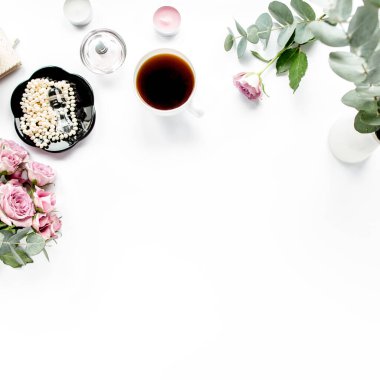 Makyaj aletleri. Merkez ofis çalışma alanı. Kadın modası, makyaj fırçaları, beyaz arka planda bir fincan kahve. Düz kompozisyon. Üst Manzara. Düz yatıyordu.