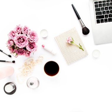 Makyaj aletleri. Merkez ofis çalışma alanı. Kadın modası, makyaj fırçaları, beyaz arka planda bir fincan kahve. Düz kompozisyon. Üst Manzara. Düz yatıyordu.