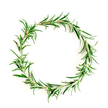 Yuvarlak çelenk çerçevesi bitkiler, yeşil dallar, biberiye yaprakları. Düz yatıyordu. Üst görünüm.