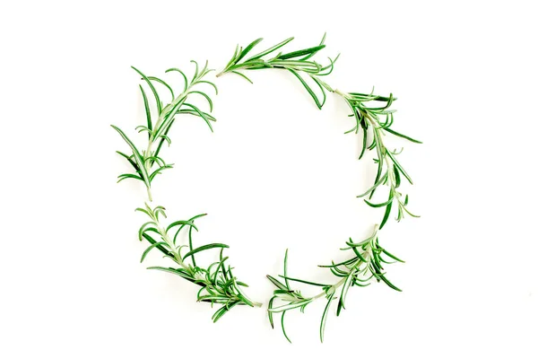 Marco de corona redonda hecha de hierbas, ramas verdes, hojas de romero. Acostado. Vista superior. — Foto de Stock