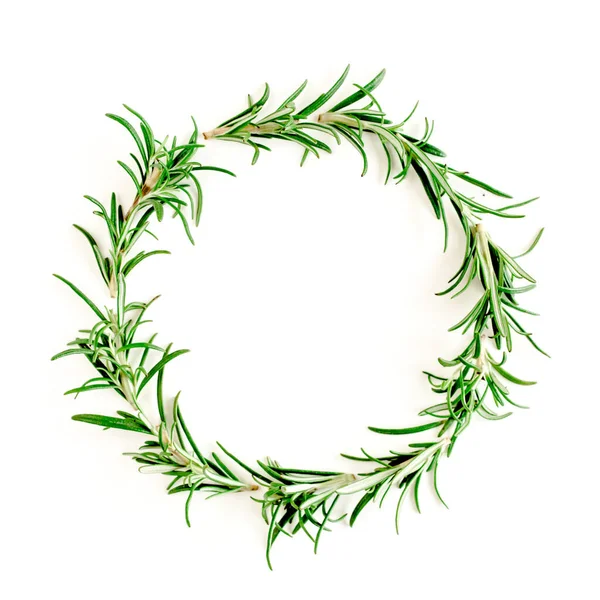 Yuvarlak çelenk çerçevesi bitkiler, yeşil dallar, biberiye yaprakları. Düz yatıyordu. Üst görünüm.