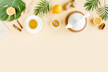 Nane, zencefil, limon, bal ve sarı arka planda diğer otlarla birlikte bitki çayı. Düz yatış, üst görünüm.