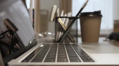 Not Defteri Tablet 'te yatıyor, Parlak Sunny Day in the Background Close-up Moving Macro Shot: Person Typing on the Computer Keyboard. Çalışan, Yazan, E-posta yazan, İnternet kullanan. 