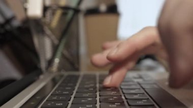 Not Defteri Tablet 'te yatıyor, Parlak Sunny Day in the Background Close-up Moving Macro Shot: Person Typing on the Computer Keyboard. Çalışan, Yazan, E-posta yazan, İnternet kullanan. 
