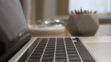 Not Defteri Tablet 'te yatıyor, Parlak Sunny Day in the Background Close-up Moving Macro Shot: Person Typing on the Computer Keyboard. Çalışan, Yazan, E-posta yazan, İnternet kullanan. 