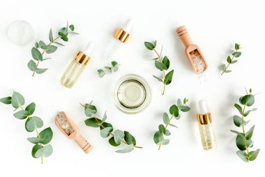 Okaliptüs yağı, okaliptüs yaprakları beyaz arka planda. Doğal, organik kozmetik ürünleri. Tıbbi, Doğal Serumlar. Düz yatış, üst görünüm.