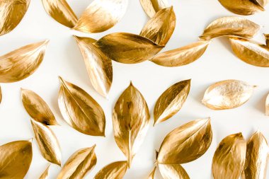 Beyaz arka planda izole edilmiş altın yapraklı desen. düz yatış, üst görünüm