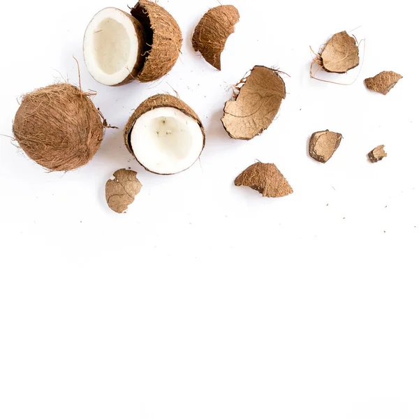 Cocco incrinato su fondo bianco. appartamento lat, vista dall'alto — Foto Stock