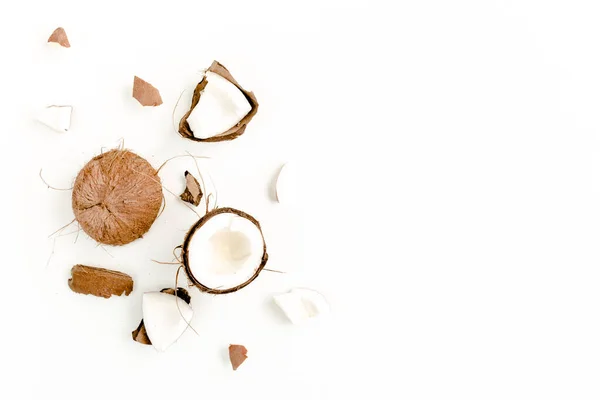 Cocco incrinato su fondo bianco. appartamento lat, vista dall'alto — Foto Stock