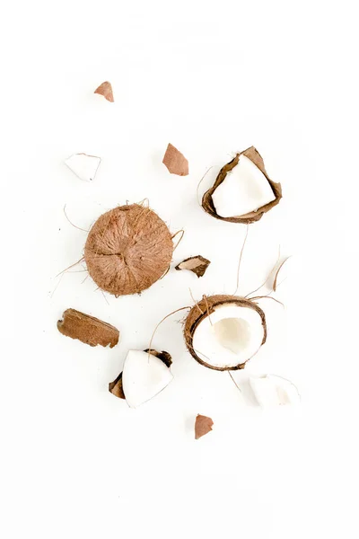 Knäckt kokos på vit bakgrund. platt lat, ovanifrån — Stockfoto