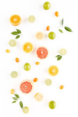 Yaz tropikal meyvelerinden oluşan yaratıcı desen: greyfurt, portakal, limon, kireç ve yapraklar incir. Yemek konsepti. düz yatış, üst görünüm