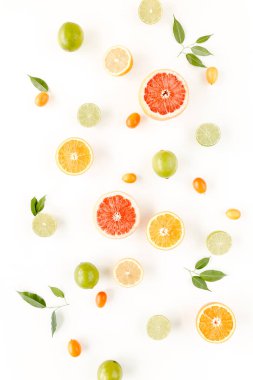 Yaz tropikal meyvelerinden oluşan yaratıcı desen: greyfurt, portakal, limon, kireç ve yapraklar incir. Yemek konsepti. düz yatış, üst görünüm