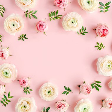 Pembe arka planda pembe ranunculus ve gül tomurcuklarından yapılmış çiçek arkaplanı. Düz yatar, üst görünüm çiçek arkaplanı.