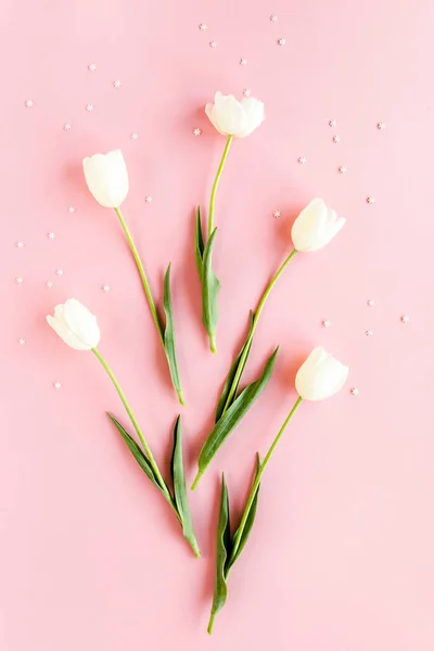 Tulipani bianchi su sfondo rosa. Biglietto di auguri minimale concetto floreale. Posa piatta, vista dall'alto. — Foto Stock