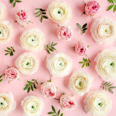 Pembe ranunculus ve pembe arka planda gül tomurcuklarından oluşan çiçek arkaplan dokusu. Düz yatar, üst görünüm çiçek arkaplanı.