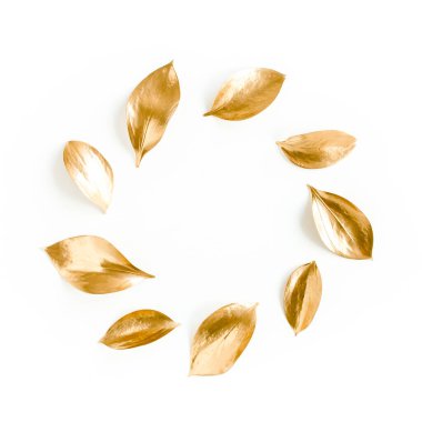 Beyaz arka planda izole edilmiş altın yapraklardan yapılmış yuvarlak bir çerçeve. Düz uzan, üst görünüm