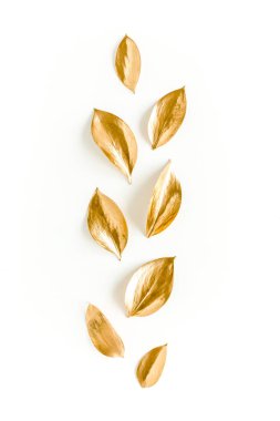 Beyaz arka planda izole edilmiş altın yapraklı desen. düz yatış, üst görünüm