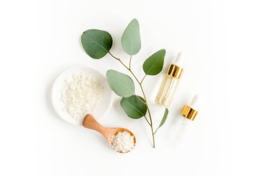 Okaliptüs yağı, okaliptüs yaprakları beyaz arka planda. Doğal, organik kozmetik ürünleri. Tıbbi, Doğal Serumlar. Düz yatış, üst görünüm.