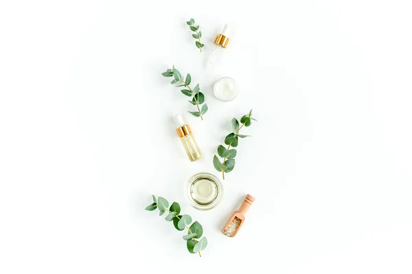 Olio essenziale di eucalipto, foglie di eucalipto su fondo bianco. Prodotti cosmetici naturali e biologici. Medicinale, sieri naturali. Posa piatta, vista dall'alto. — Foto Stock