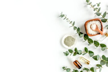 Okaliptüs yağı, okaliptüs yaprakları beyaz arka planda. Doğal, organik kozmetik ürünleri. Tıbbi, Doğal Serumlar. Düz yatış, üst görünüm.