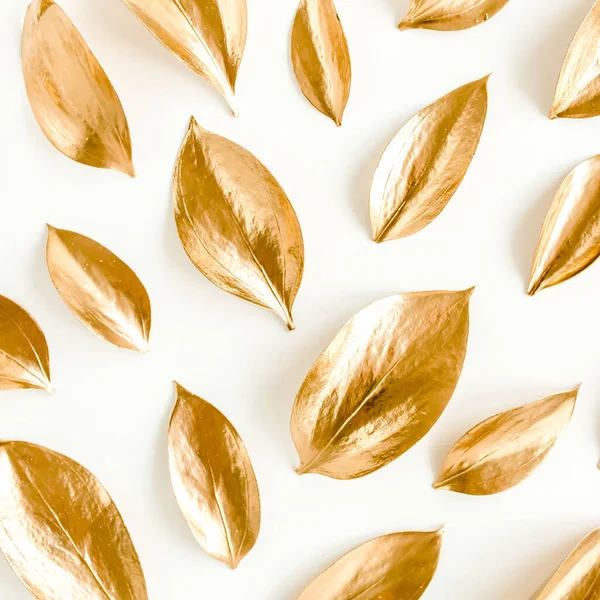 Patroon, textuur met gouden bladeren geïsoleerd op witte achtergrond. vlakke lay, bovenaanzicht — Stockfoto