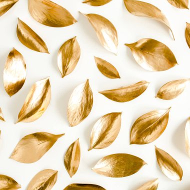 Beyaz arka planda izole edilmiş altın yapraklı desen. düz yatış, üst görünüm