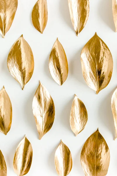 Patrón, textura con hojas doradas aisladas sobre fondo blanco. plano, vista superior — Foto de Stock