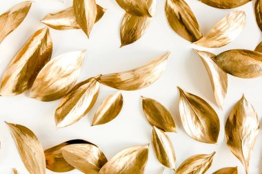 Beyaz arka planda izole edilmiş altın yapraklı desen. düz yatış, üst görünüm