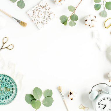 Seramik yaprak canavarlı çalışma alanı, okaliptüs yaprağı, beyaz arka planda aksesuarlar. Düz konum. Üst görünüm