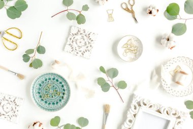 Çalışma alanı okaliptüs yapraklı, aksesuarlar beyaz arka planda. Düz yatıyordu. Üst görünüm 