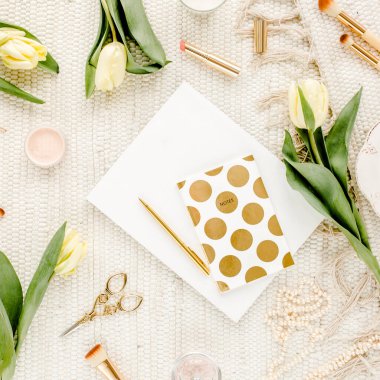 Sarı lale çiçekli kadın çalışma alanı, kadınların moda altın aksesuarları, günlük, beyaz arka planda gözlük. Düz yatıyordu. Üst görünüm kadınsı.