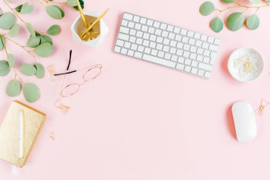 Bilgisayarlı ofis masası, yeşil yapraklı okaliptüs, dosya, altın aksesuarlar, günlük, gözlük. Dergiler, sosyal medya. Üst Manzara. Düz yatıyordu. 